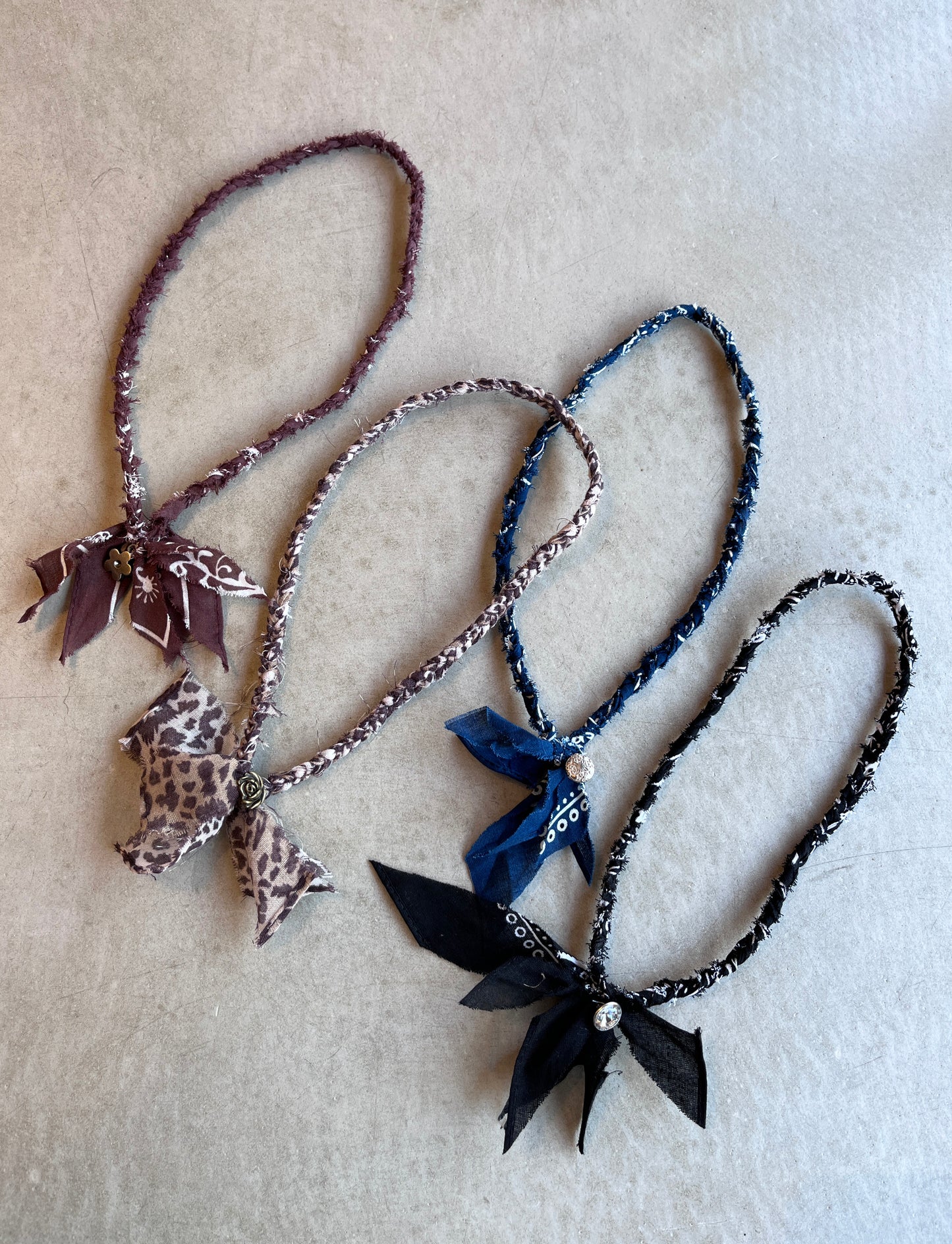 LNPN BANDANA KETTING DONKERBLAUW